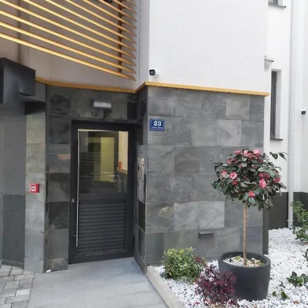 Paola With Free Private Parking Place アパート スプリト