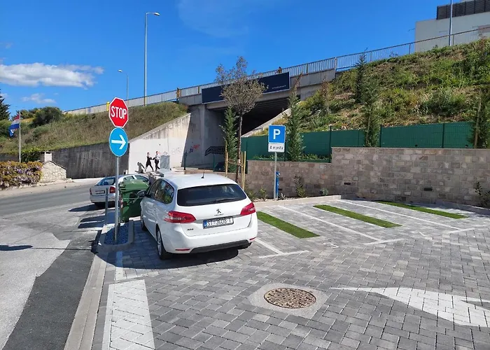 Paola With Free Private Parking Place Split