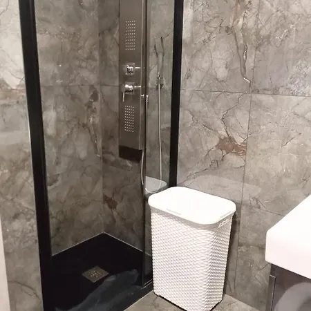 Paola With Free Private Parking Place Apartamento